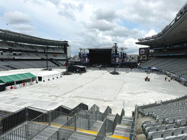 HD Flooring NZ (Eden Park - Luke Combs) - White Cube Chairs